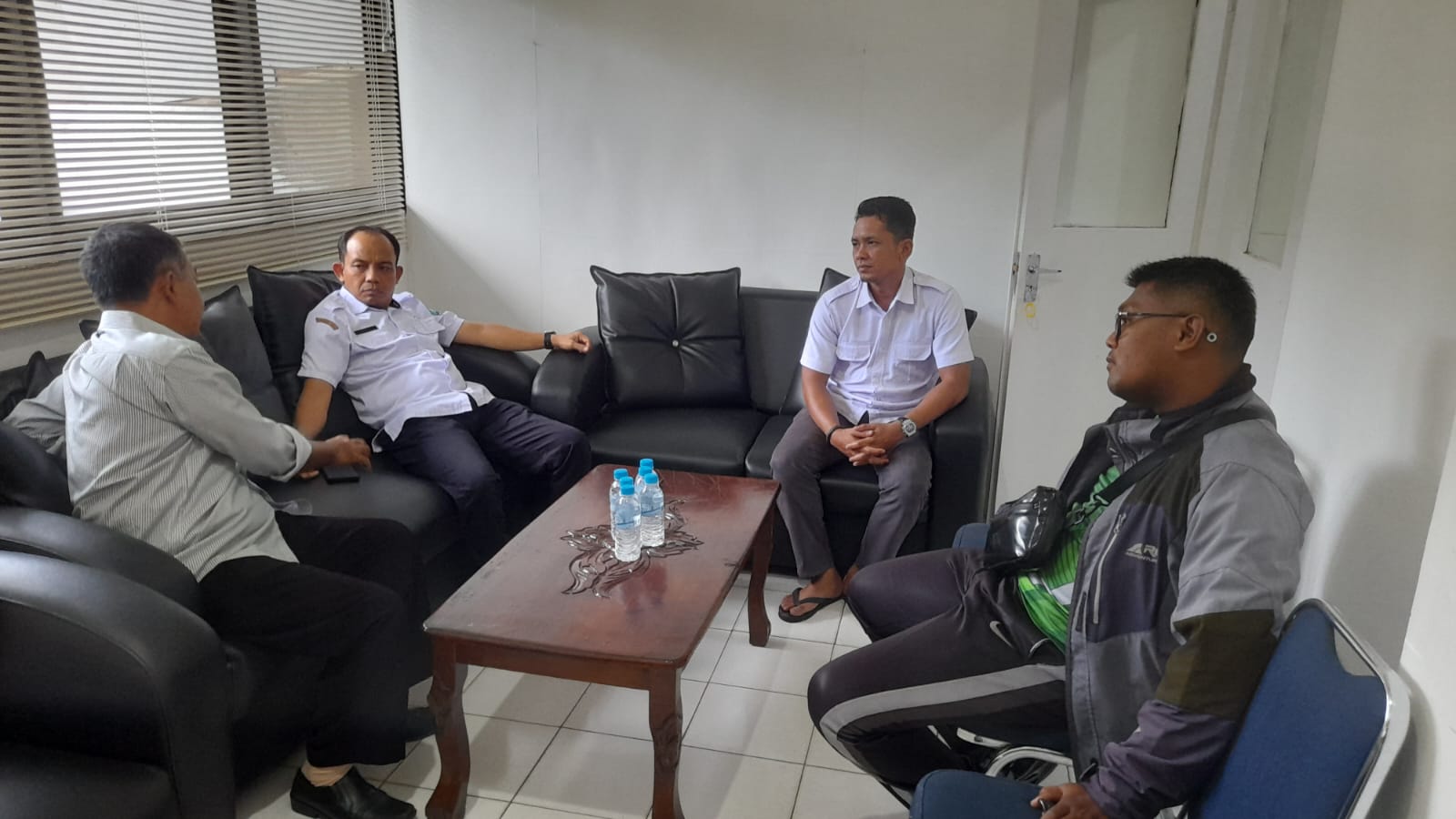 Pengurus Cabor Bridge Kota Sawahlunto yang dipimpin Ketua Dodi Febrizal bersama pelatih Riyan melakukan rapat koordinasi dengan jajaran KONI Sawahlunto di Sekretariat KONI, Rabu (8/4/2026). Pertemuan tersebut membahas kesiapan Sawahlunto sebagai tuan ruma